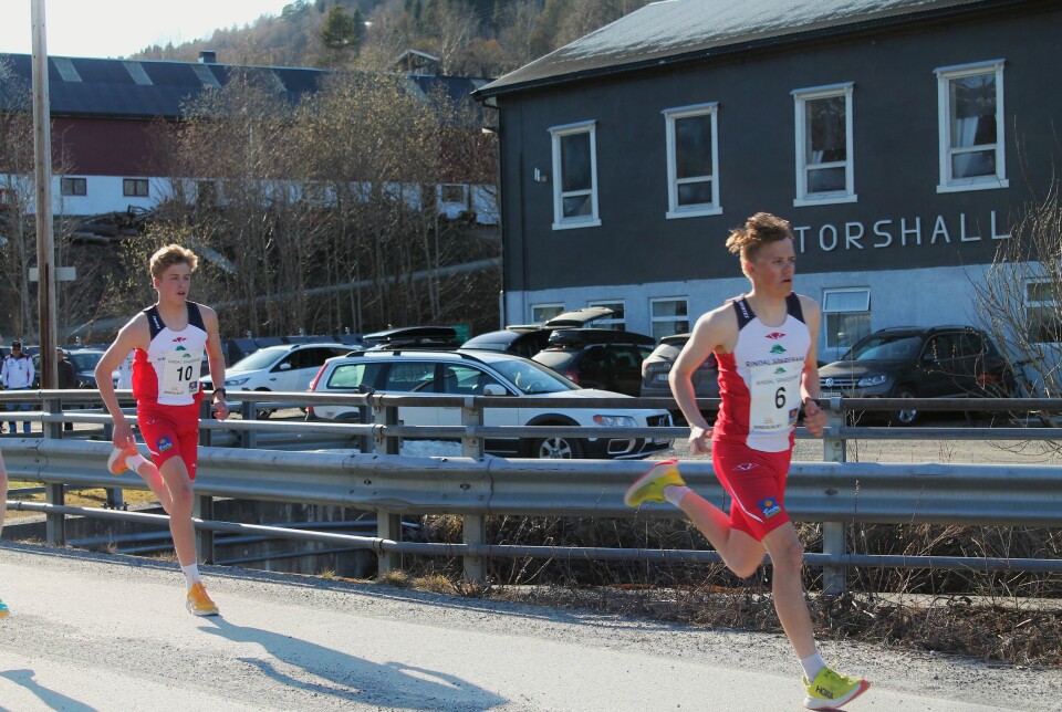 To gutter løper på veien