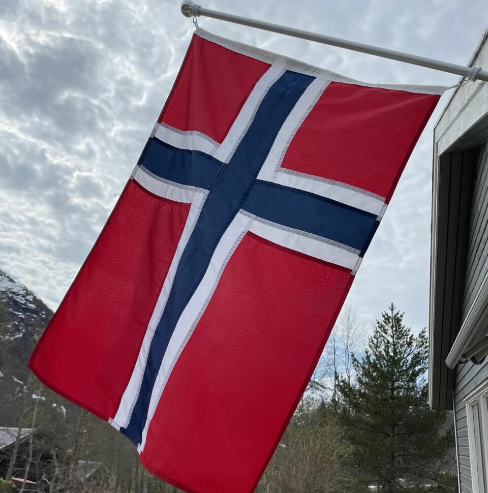 Et hengende balkongflagg. Norsk flagg.