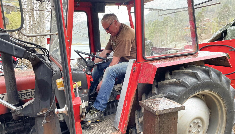 En mann i en traktor.