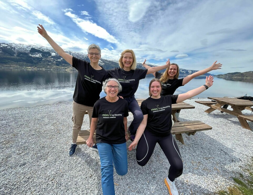 Fem livlige damer med t-skjorter med påskrift Friskliv og mestring Surnadal kommune