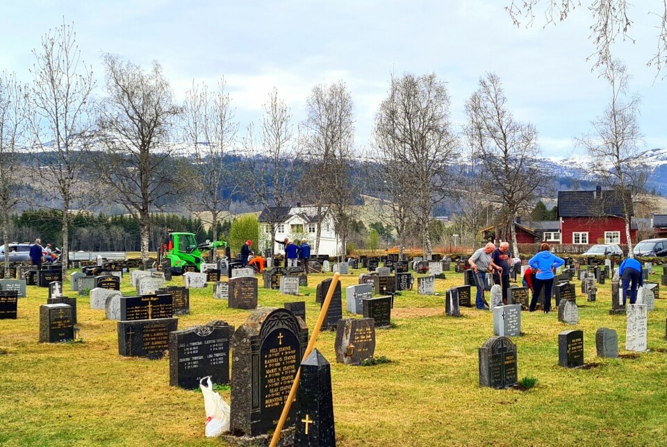 Dugnadsfolk i arbeid på kirkegården