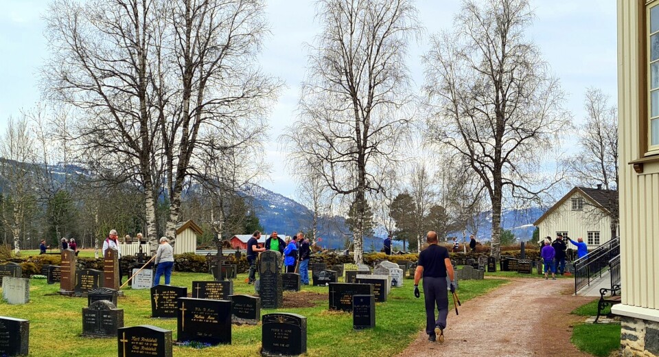 Dugnadsfolk i arbeid på kirkegården
