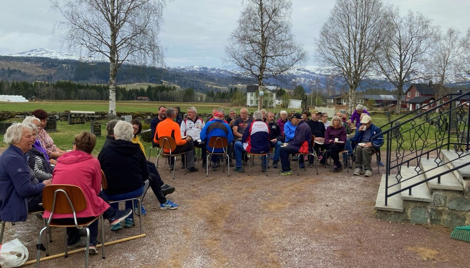 Matpause på dugnad er trivelig. Dugnadsfolket sitter ute og spiser