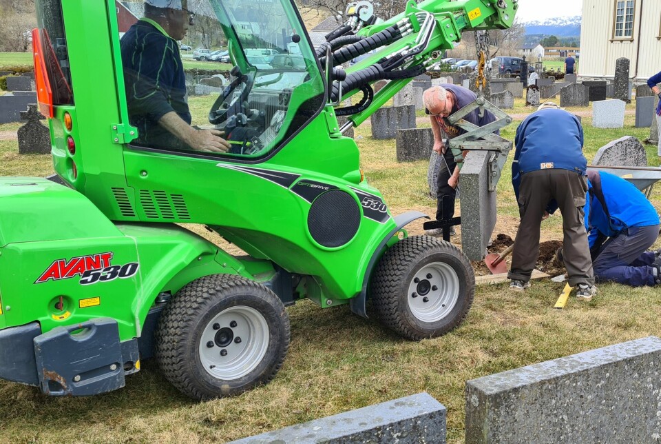 Plassering av gravstøtte med maskin Avant 530
