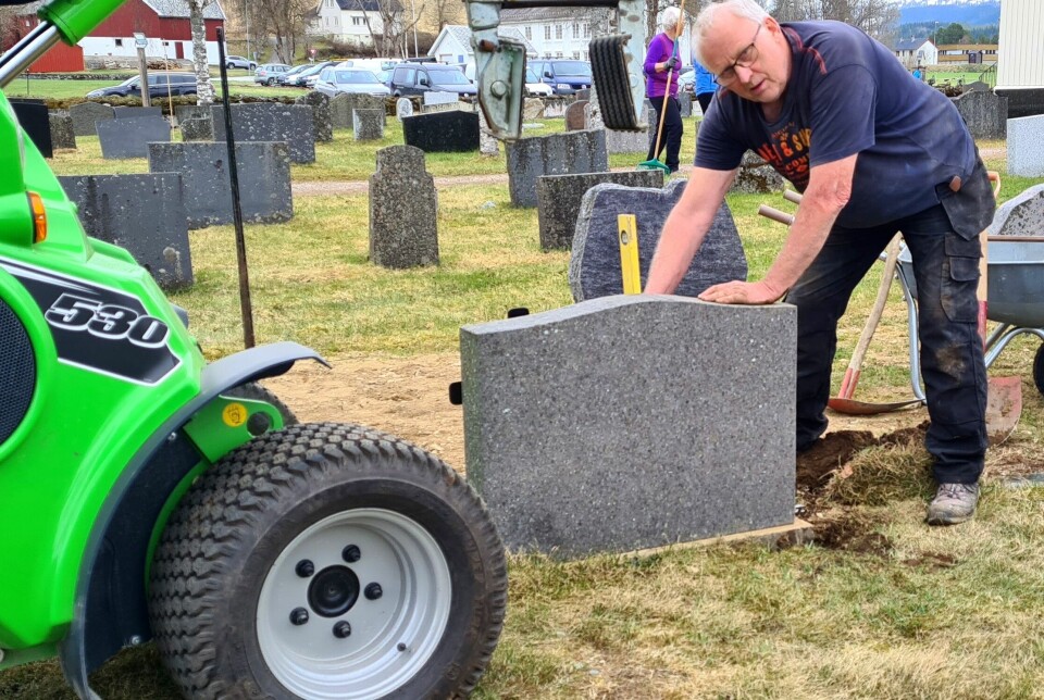 Sjekker om gravstøtte er i lodd med vateren