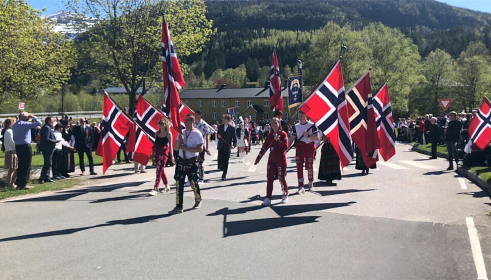 Russ går med norske flagg på veien under fjorårets 17. mai