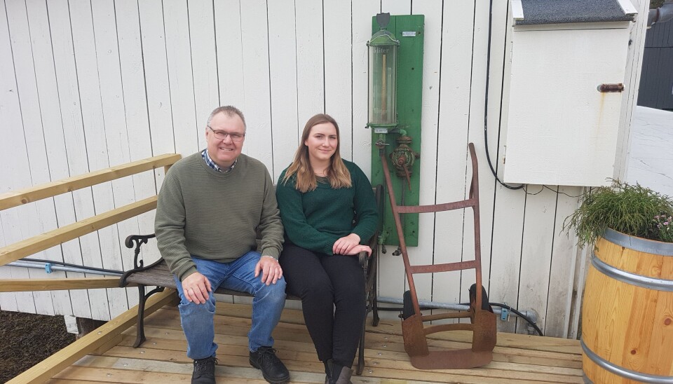 Hugo og Tina på bryggen ved den gamle bensinpumpen og formjølstralla.