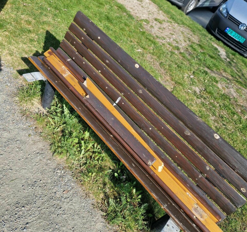 En benk hvor planker har blitt revet av og ødelagt