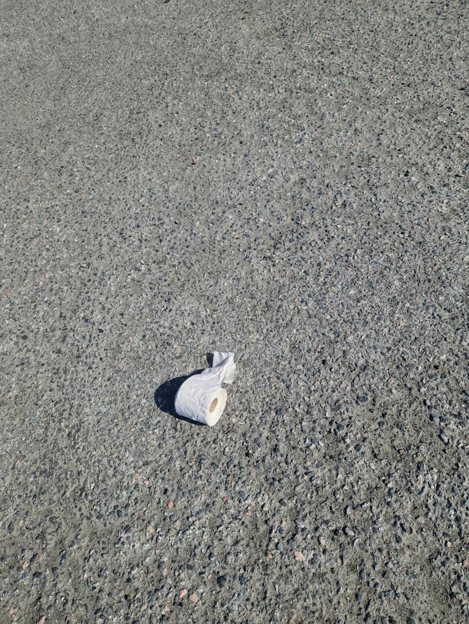 En dorull ligger på asfalten