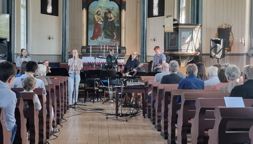 Et band av ungdommer spiller i en kirke