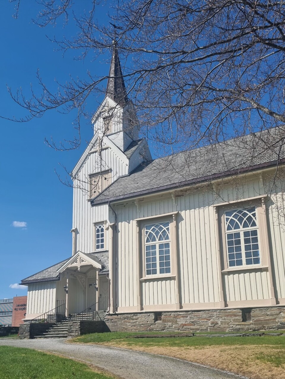 Øye kyrkje. En hvit trekirke og blå himmel