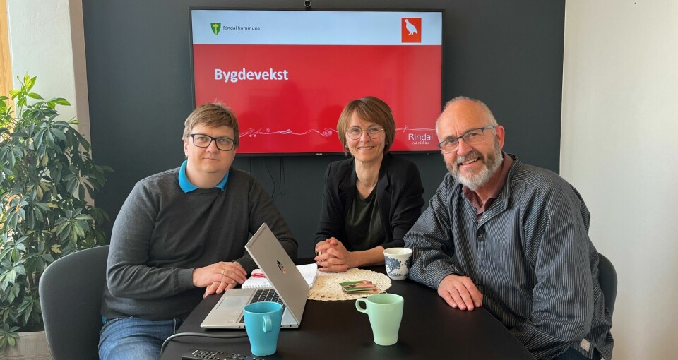 Prosjektleder Håkon Fredriksen, ordfører Mildrid Kattem Aune og plan- og utviklingssjef Sivert Dombu har allerede kommet langt i arbeidet med plan for bygdevekst i Rindal.