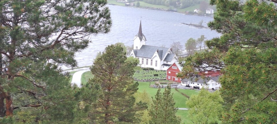 Utsikt over Stangvik kirke og havet