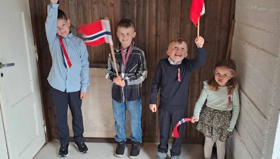4 barn holder norske flagg