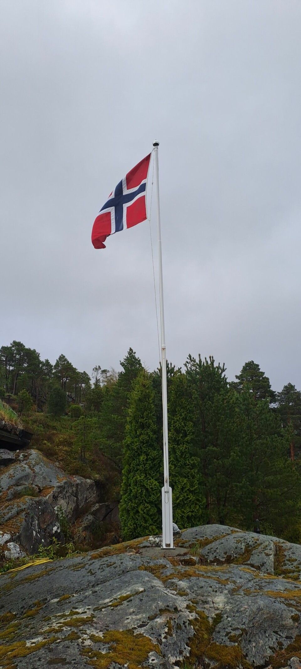 Det norske flagget på en flaggstang