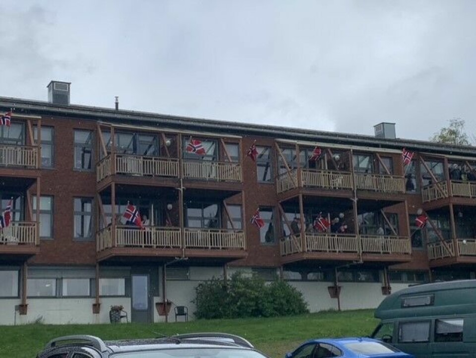 Mange flagger fra balkongene sine