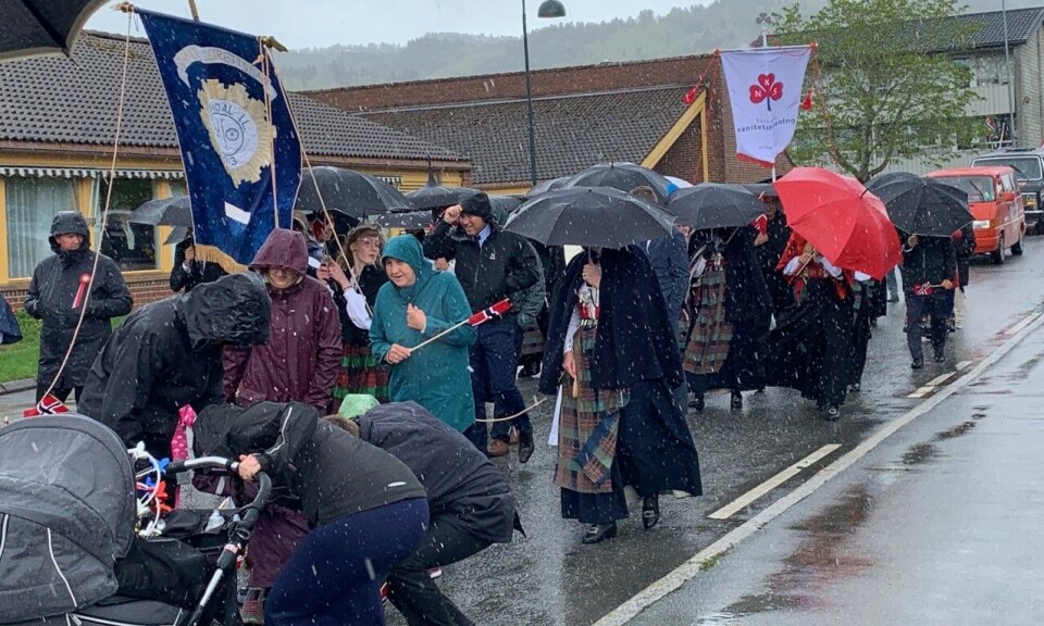 17. mai i Surnadal i fjor. Det ventes å bli ganske annerledes i år. Mange mennesker med paraplyer i tog