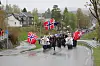 17. maitoget kommer gående med store flagg