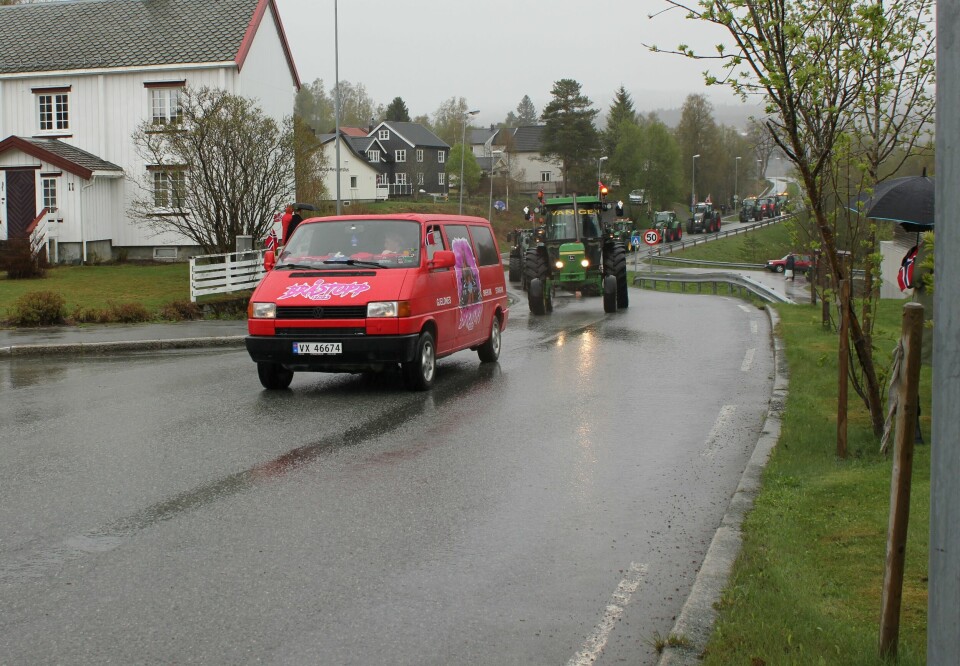 Russebil og grønn traktor kjører på veien