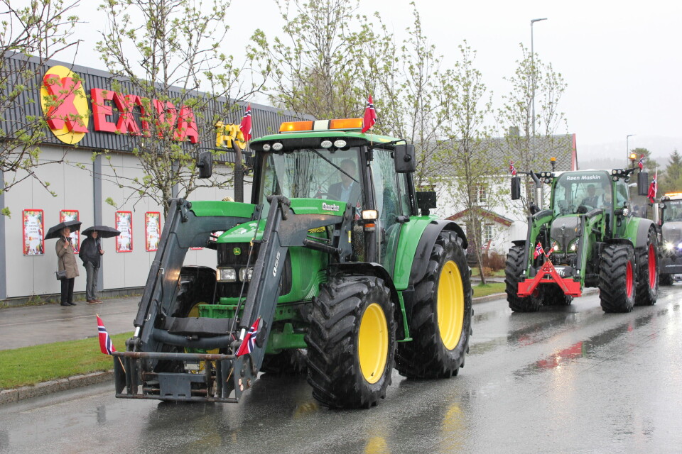 Grønne traktorer kjører kortesje