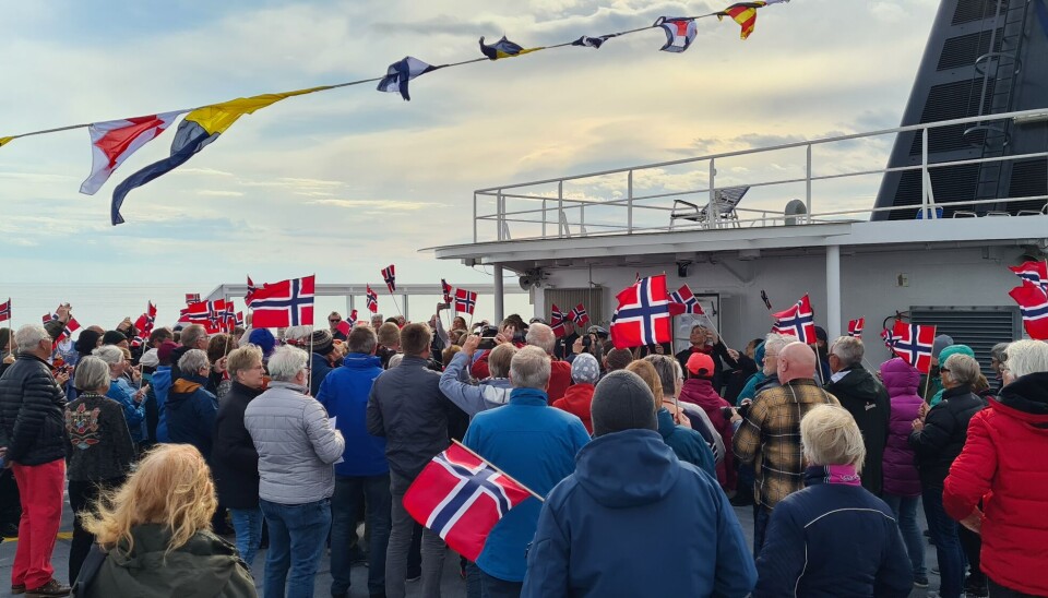 Flaggheising og avsynging av Ja vi elsker ombord på hurtigruta Richard With på veg inn til Kirkenes. Flaggheising og avsynging av Ja vi elsker ombord på hurtigruta Richard With på veg inn til Kirkenes.