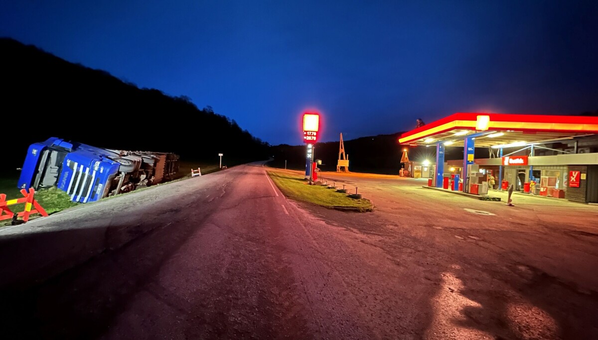 Trailer kjørte av veien ved YX Rindal