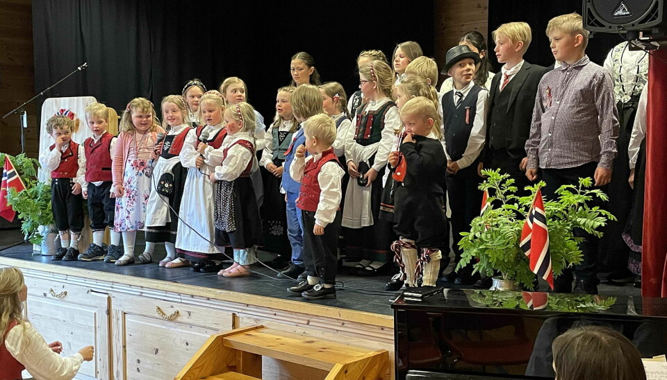 Frodig barnetilvekst i Bøfjorden sikrar blant anna frisk song på samlingar som denne!