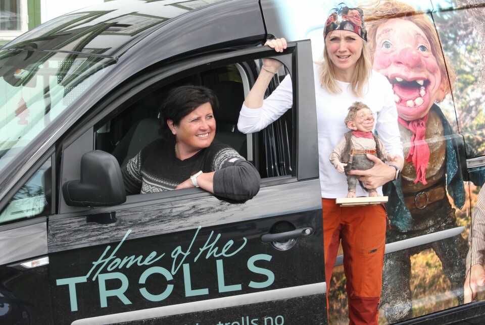 Anne Norli og Åse Børset blir å se i den nyfolierte Home of the Trolls-bilen fremover.