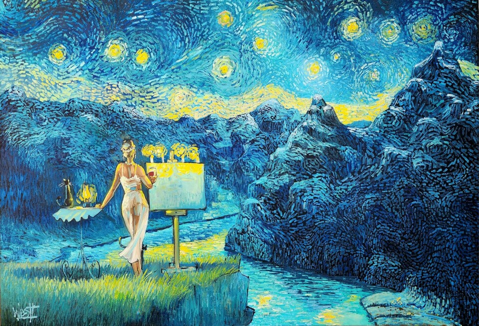 Et blått maleri av en kvinne som står ved en fjord under stjernehimmelen og maler