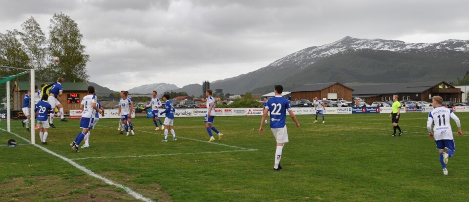 Fra en fotballkamp på Syltøran stadion. Kamp om ballen foran Surnadal sitt mål.