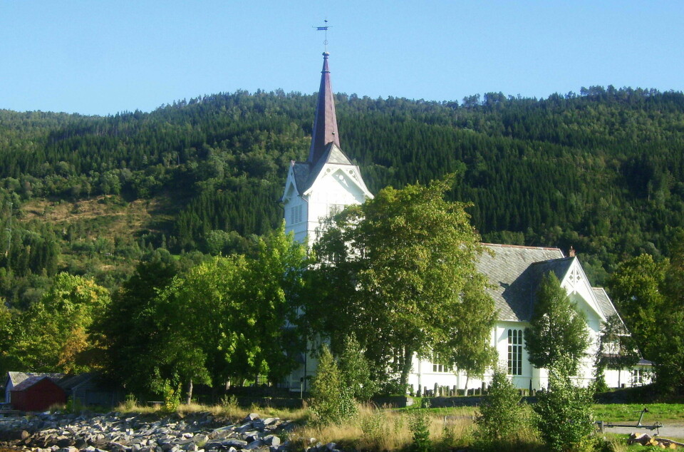 En kirke delvis gjemt bak noen trær