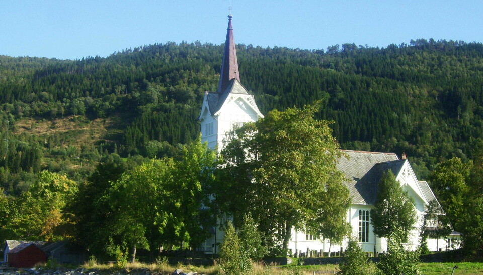En kirke delvis gjemt bak noen trær