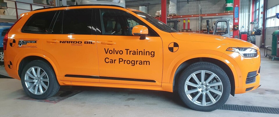 En Volvo Suv med påskrift Nardo bil og Volvo training car program.