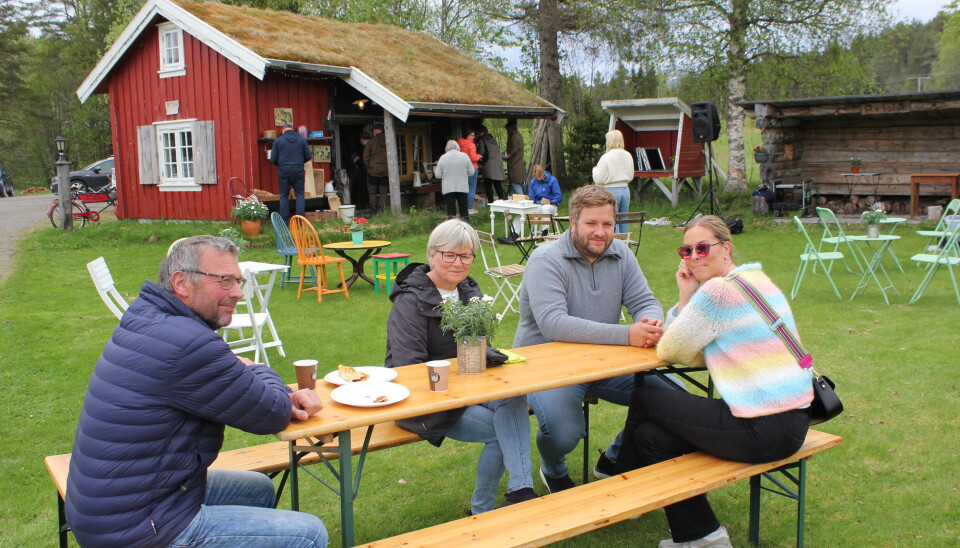 4 mennesker sitter på en benk og spiser vafler