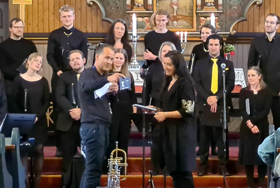 Anders Larsen takka Kammerkoret Aurum ve dirigent Eva Holm Foosnæs foran koret