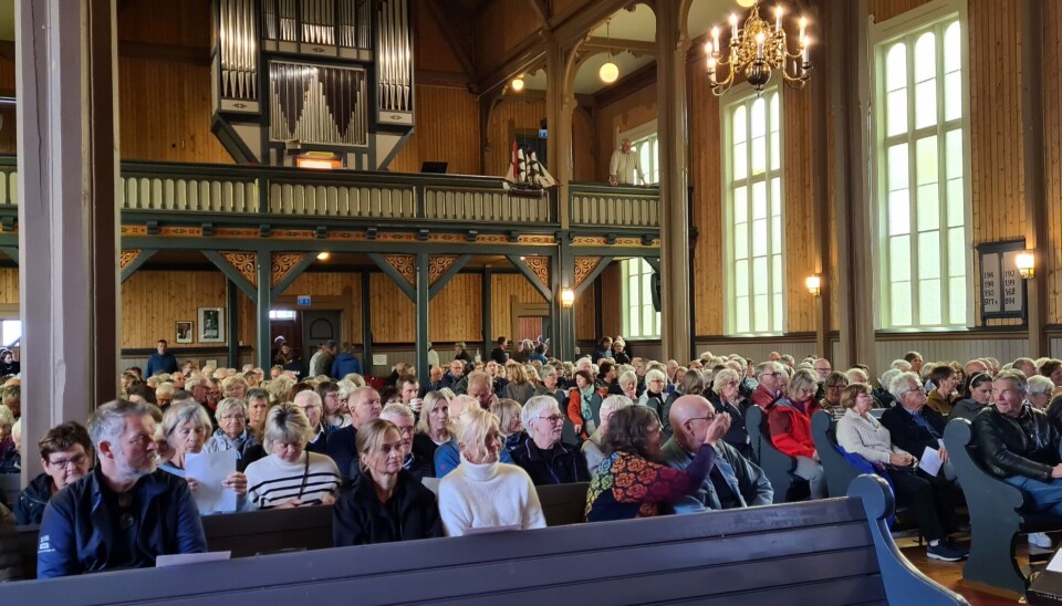 Fullsatt Stangvik kyrkje, bilde av fulle kyrkjebenker