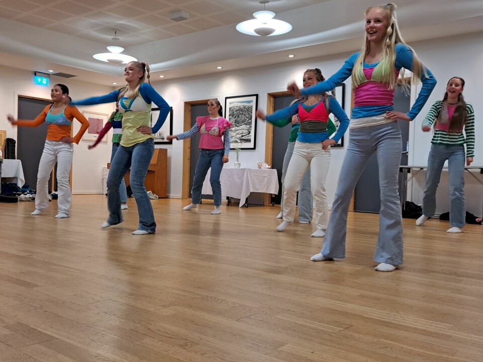 Dansegruppa framførte i Svorkasalen for de andre gruppene.