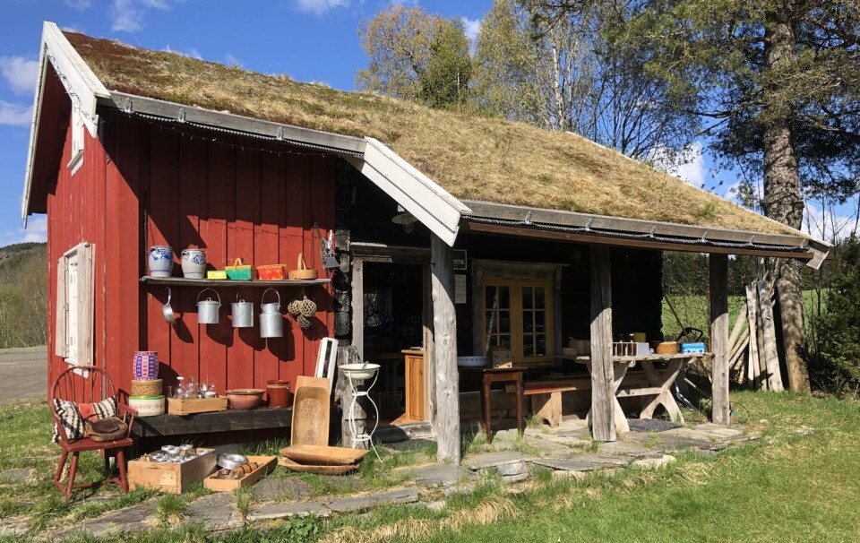 Brukt og bakels har åpent lørdag Et lite hus med tovtak og mye gammelt kjøkkenutstyr utenfor