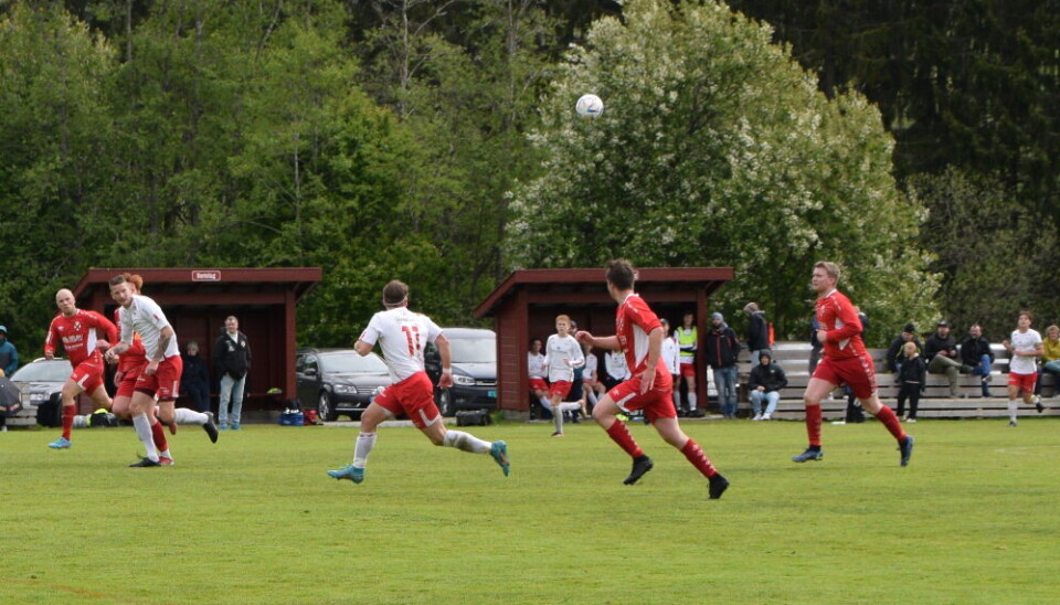 Rindal IL Fotball Senior - arkivfoto En fotballkamp på en gressbane