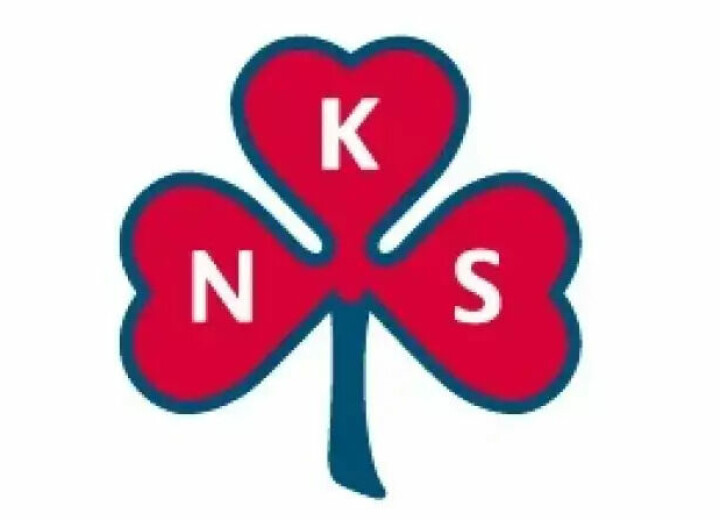 Sanitetsforeningens logo. En rød trekløver med blå kant rundt. En bokstav på hvert blad: N, K og S.
