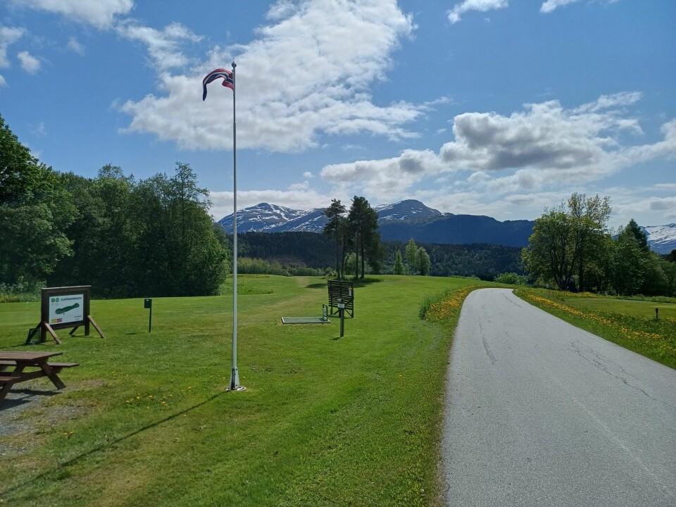 En grønn golfbane og blå himmel