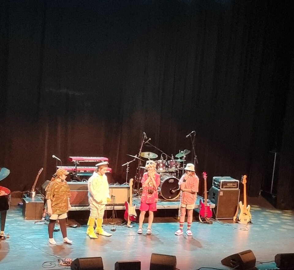 4 barn på scenen fremfører et teaterstykke