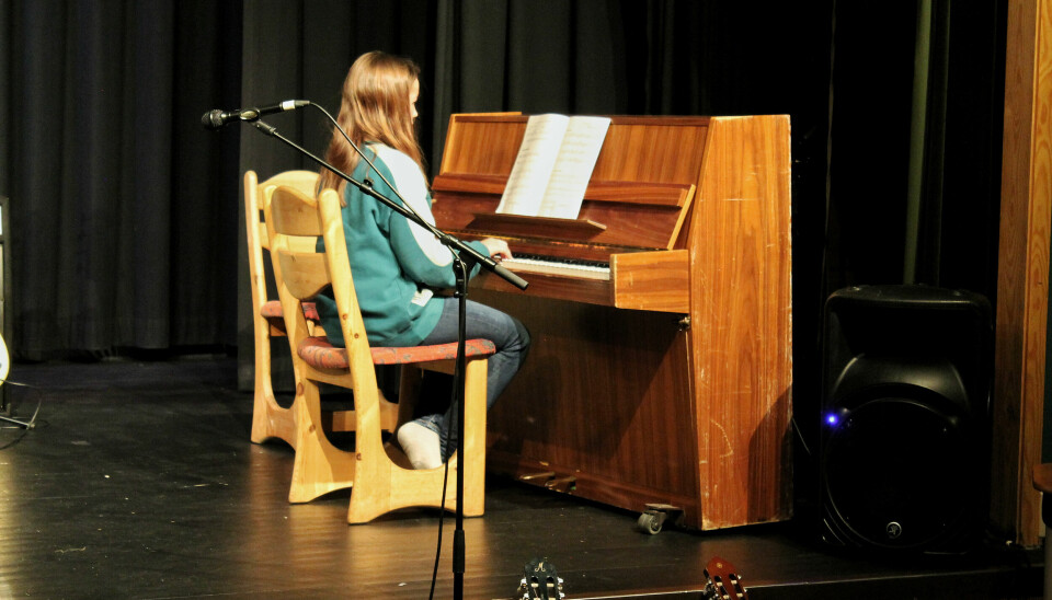 Jente som spiller piano.