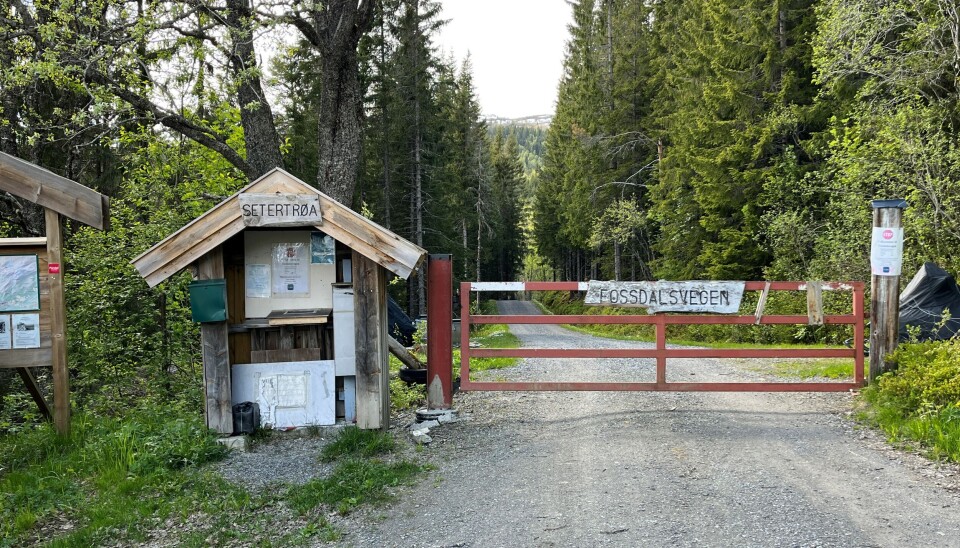 Dugnad på Fossdalsvegen En bom på en privat grusveg