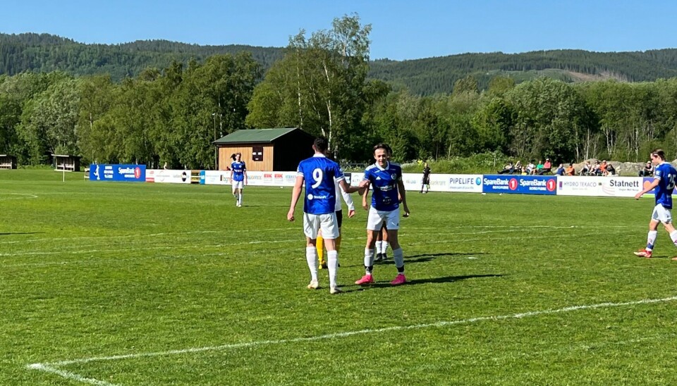 Steinar Kvammen Sæter gratuleres av Sander Smevoll etter sin første scoring i obligatorisk seniorkamp.