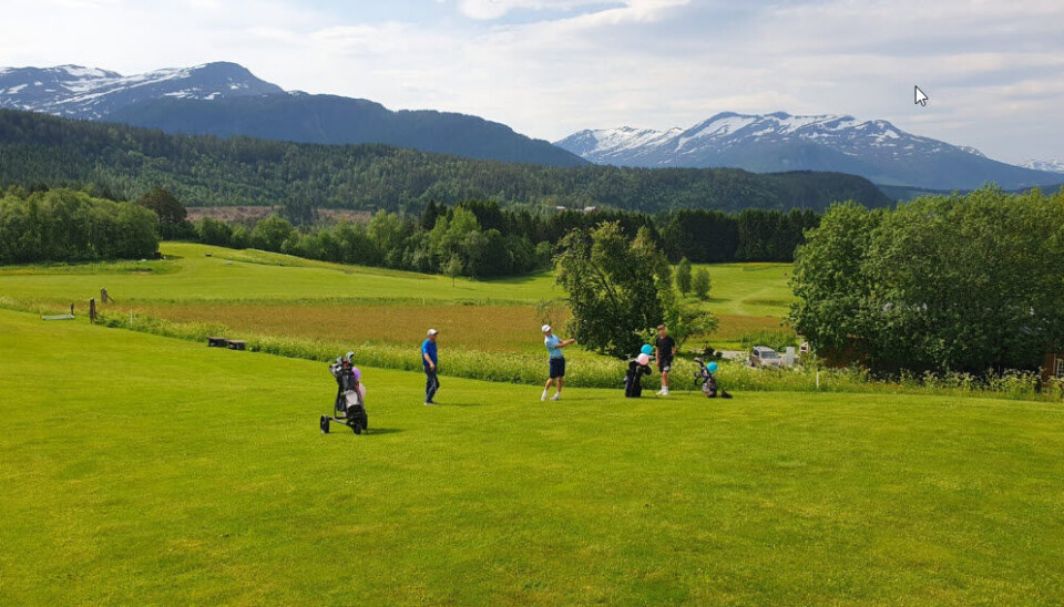 Golfbane i flott nordmørsnatur.