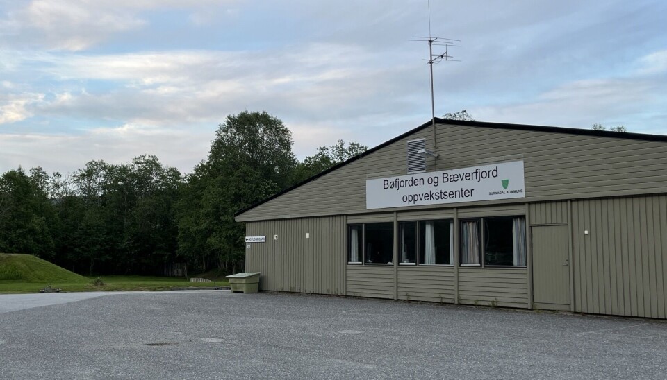 Oppvekstsentrene er under lupen, som en del av en større innsparing i Surnadal kommune. Et skolebygg