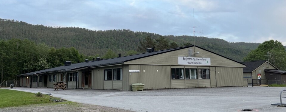 Barna våre må betale! Et skolebygg med parkeringsplass og lekeplass