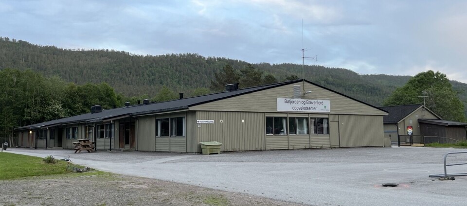 Foreldregruppa ved Bøfjorden og Bæverfjord oppvekstsenter reagerer på kommunedirektørens forslag om nedleggelse. Et skolebygg med parkeringsplass og lekeplass