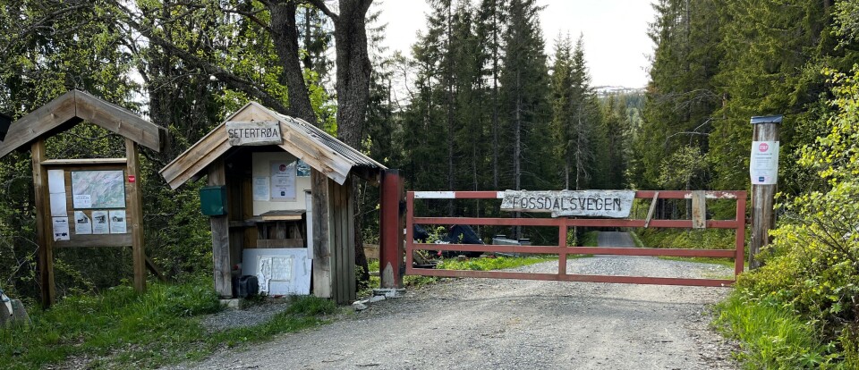 Årsmøte i Fossdalsvegen Veglag En betalingsbom med grind på en grusveg.
